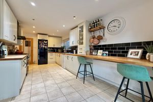 Kitchen/Breakfast Room- click for photo gallery